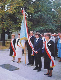 Poczet w dniu powicenia sztandaru. Od lewej: Helena Piwowarczyk, Teresa Sidorowicz, Piotr Paszkiewicz, Zenon Jdryka, Barbara Jakubiuk. 