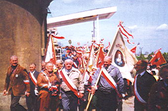 III Oglnowiatowa Pielgrzymka sybirakw na Jasn Gr. Z wizank kwiatw - Maria Mikiens, Roman Filipowicz, Julian Arciszewski, Kazimierz Kotowski.