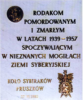 W kociele w. Kazimierza w Pruszkowie w nawie bocznej z prawej strony otarza gwnego marmurowa tablica z metalowymi plakietkami.