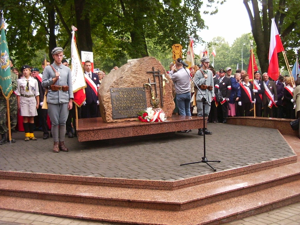 widok na Pomnik Katyski i wystawione warty honorowe.