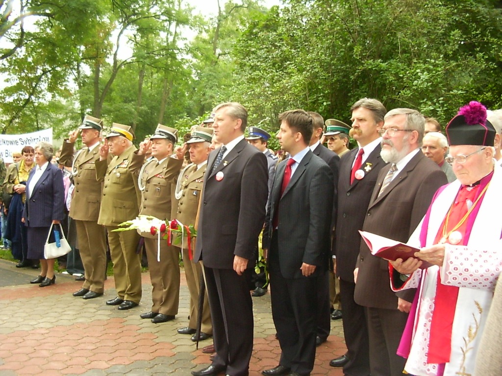 Grupa oficerw, wadz i duchowiestwa uczestniczca w uroczystociach