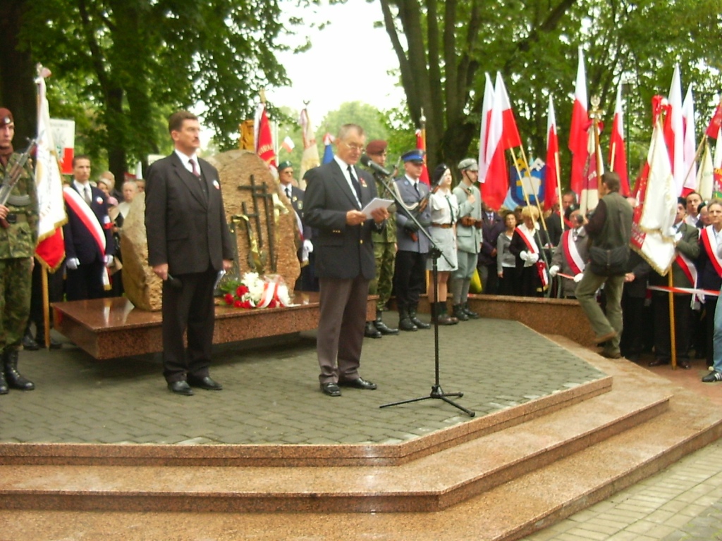 Uroczystoci VI Marszu otwiera Prezes Zarzdu Gwnego Zwizku Sybirakw p. T. Chwied.