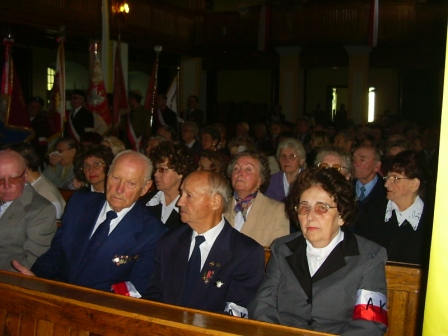  Delegacje i gocie w kociele w oczekiwaniu na msz.